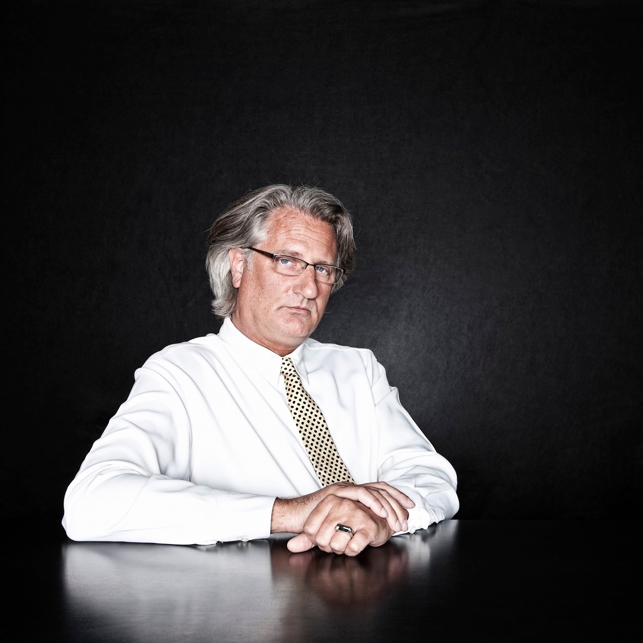 studio portrait of caucasian man actor 7CVM3Y5 Hotel Paradise DLX